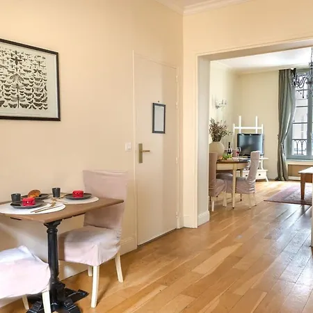 La Lumiere Eiffel Walk To Tower